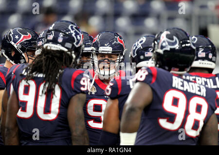 Houston, Stati Uniti d'America. Il 30 dicembre 2018. Houston Texans difensivo fine J.J. Watt (99) parla ai compagni di squadra prima di NFL stagione regolare il gioco tra la Houston Texans e Jacksonville Jaguars a NRG Stadium di Houston, TX su dicembre 30, 2018. Credito: Erik Williams/ZUMA filo/Alamy Live News Foto Stock