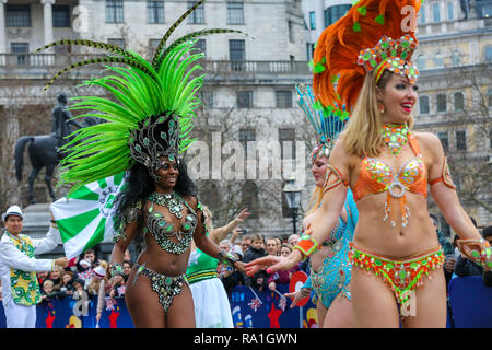 Londra, Regno Unito. 30 Dic, 2018. Danzatori provenienti da Londra Scuola di Samba sono visto in anteprima di Londra il giorno di Capodanno sfilata in Trafalgar Square. Credito: Dinendra Haria/SOPA Immagini/ZUMA filo/Alamy Live News Foto Stock