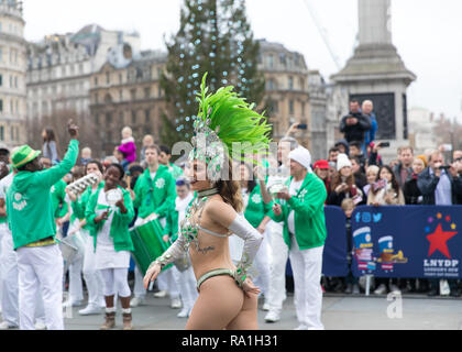 Londra, Regno Unito. 30 Dicembre 2018 alcune di Londra il giorno di Anno Nuovo Parade sono gli esecutori di kick-start festeggiamenti di fronte alla National Gallery, Trafalgar Square, Londra, Regno Unito. Londra Scuola di Samba. Credito: Carol moiré / Alamy Live News Foto Stock