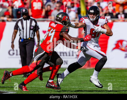 Tampa, Florida, Stati Uniti d'America. 30 Dic, 2018. Atlanta Falcons stretto fine Austin Hooper (81) rende la cattura e correre per un 12 cantiere guadagno nel 1° trimestre durante il gioco tra i falchi di Atlanta e il Tampa Bay Buccaneers presso Raymond James Stadium di Tampa, Florida. Del Mecum/CSM/Alamy Live News Foto Stock