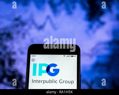 Kiev, Ucraina. 28 dicembre, 2018. Interpublic gruppo di società società di pubblicità visto il logo visualizzato su un telefono intelligente. Credito: Igor Golovniov SOPA/images/ZUMA filo/Alamy Live News Foto Stock