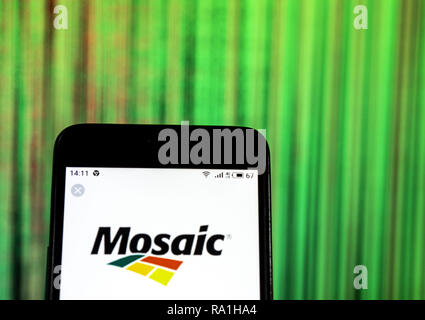 Kiev, Ucraina. 29 Dic, 2018. Il Mosaic Company logo che si vede visualizzato sullo smart phone Credit: Igor Golovniov SOPA/images/ZUMA filo/Alamy Live News Foto Stock