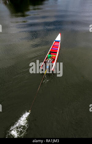 Barca long-tail come visto da sopra il ponte sul fiume Kwai. Rosso barca ha il motore su LENTA, piccole quantità di scia.