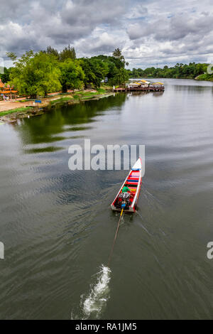 Longtail boat dal di sopra lungo il fiume Kwai e accanto a un tempio buddista sulla sinistra. Foto Stock