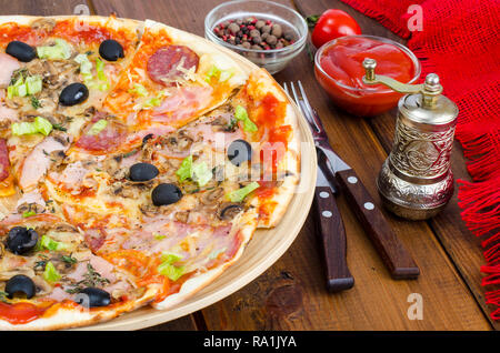 Sei fette di pizza con diversi condimenti sulla tavola di legno. Foto Studio Foto Stock