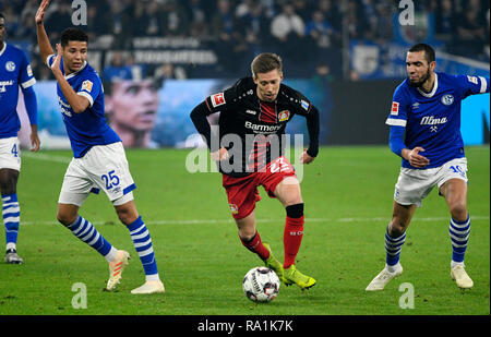 Veltins-Arena Gelsenkirchen Germania 19.12.2018, 1° il calcio tedesco Bundesliga stagione 2018/19 Giornata 16, Schalke 04 (S04) vs Bayer 04 Leverkusen --- Mitchell Weiser (LEV,centro.) a sinistra: Harit ammina (S04) di destra: Nabil Bentaleb (S04) Foto Stock