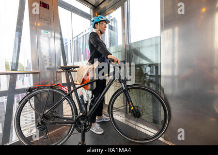 Fast pista ciclabile, Radschnellweg RS1, in MŸlheim an der Ruhr, Germania, su un ex viadotto ferroviario, nel centro della città, commuter, con Foto Stock