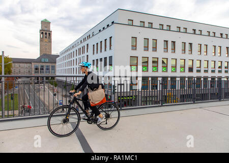 Fast pista ciclabile, Radschnellweg RS1, in MŸlheim an der Ruhr, Germania, su un ex viadotto ferroviario, nel centro della città, commuter, con Foto Stock