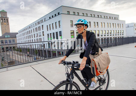 Fast pista ciclabile, Radschnellweg RS1, in MŸlheim an der Ruhr, Germania, su un ex viadotto ferroviario, nel centro della città, commuter, con Foto Stock