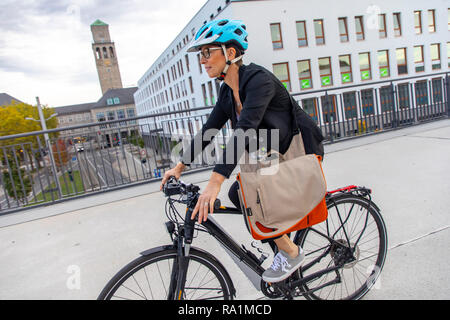 Fast pista ciclabile, Radschnellweg RS1, in MŸlheim an der Ruhr, Germania, su un ex viadotto ferroviario, nel centro della città, commuter, con Foto Stock