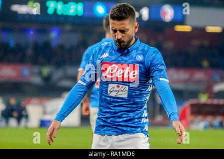 Napoli, Campania, Italia, 29-12-18, serie di una partita di calcio SSC Napoli - Bologna al Stadio San Paolo in picture Dries Mertens rammaricato per il MIS Foto Stock