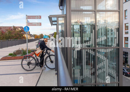 Fast pista ciclabile, Radschnellweg RS1, in MŸlheim an der Ruhr, Germania, su un ex viadotto ferroviario, nel centro della città, commuter, con Foto Stock