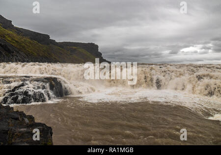 Bella cascata di Dettifoss in Islanda in un giorno nuvoloso Foto Stock