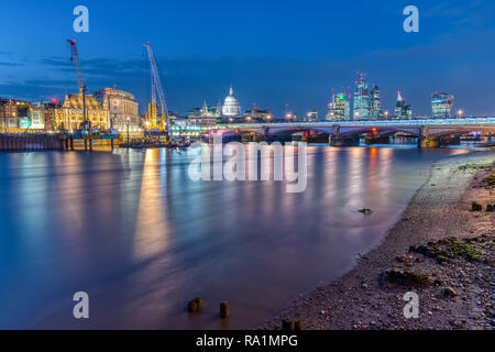 La cattedrale di St Paul, Blackfriars Bridge e alla città di Londra di notte Foto Stock