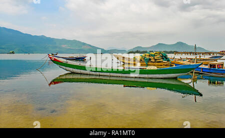 Barche luminosi impilati con sacchi per la raccolta di ostriche in oyster laguna vicino Hue, Vietnam Foto Stock