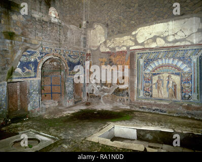 L'Italia. Ercolano. Antica città romana distrutta dall'eruzione del Vesuvio nel 79 d.c. Atrio della casa di Nettuno e Anfitrite. 1 ° secolo. Ninfeo con nicchie centrali, decorata con motivi floreali e geometrici e mosaici di scene di caccia con i cani e i cervi. Sulla parete posteriore, il mosaico di Nettuno e Anfitrite. Campania. Foto Stock