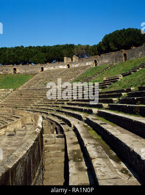 L'Italia. Pompei. L'Anfiteatro. Esso è stato costruito intorno al 80 A.C. Vista parziale della cavea. Campania. Foto Stock