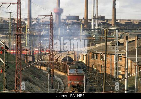 Germania, zona industriale nella città di Lipsia immediatamente dopo la riunificazione tra DDR e la Repubblica federale di Germania (marzo 1991) Foto Stock