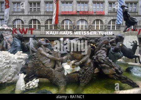 Germania, Norimberga, matrimonio rotatoria fontana (Ehekarussell) e la torre bianca general store (Kaufhaus Weißer Turm) Foto Stock