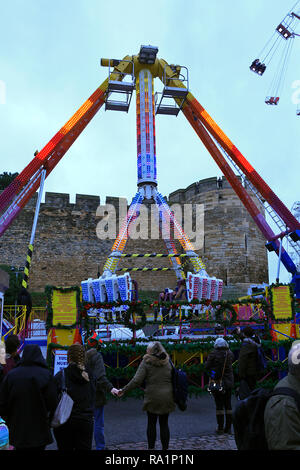 Lincoln Mercatino di Natale Fairground Ride nella parte anteriore del Lincoln Castle Lincolnshire UK Foto Stock