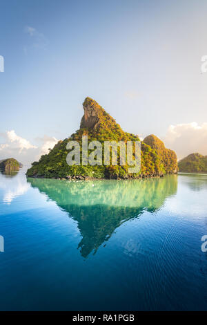 Isola nel mare in Vietnam si trova nella Lan Ha Bay, una parte della Baia di Ha Long arcipelago, catturata da una nave da crociera. Foto Stock