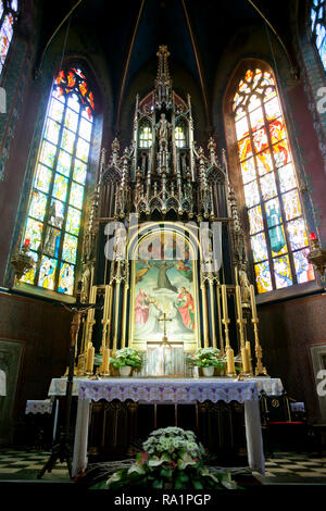 Altare Maggiore della Basilica di San Francesco di Assisi interno a Cracovia, Polonia, chiesa risalente al XIII secolo e punto di riferimento della città. Foto Stock