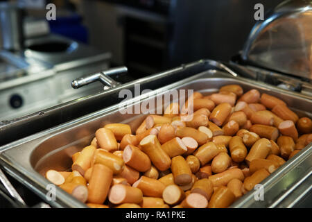 Un sacco di salsicce cotte su piastre cucine ristorante Foto Stock