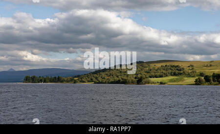 Loch Rannoch, west end, vista da est a South Bank, Perth & Kinross, Scozia Schiehallion sulla punta estrema sinistra Foto Stock