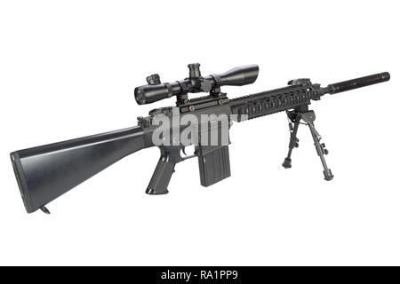 Semi automatico con il fucile da cecchino con bipiede e silenziatore isolato su uno sfondo bianco Foto Stock
