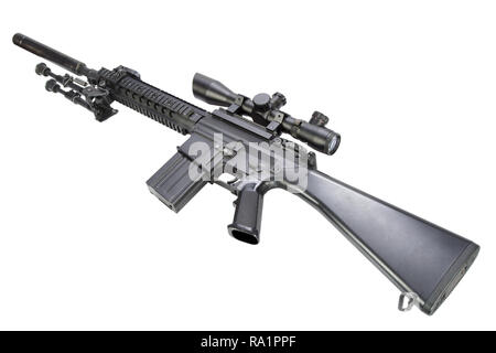 Semi automatico con il fucile da cecchino con bipiede e silenziatore isolato su uno sfondo bianco Foto Stock