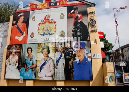 Britische Fahne und ritratto der britischen Koenigin Elizabeth II - Wandbild/ murale, das an den Buergerkrieg erinnert , im protestantischen Teil Belfa Foto Stock