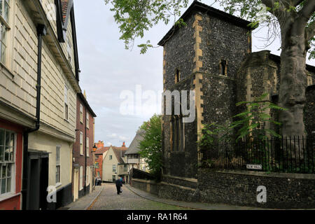 San Pietro Chiesa Hungate, lungo la stretta strada di ciottoli di Elm Hill, le corsie, Norwich City, contea di Norfolk, Inghilterra, Regno Unito Foto Stock