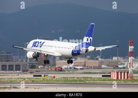 Barcellona, Spagna - 16 Settembre 2018: Joon Airbus A320 in atterraggio a Aeroporto El Prat di Barcellona, Spagna. Foto Stock