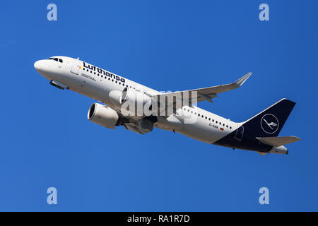 Barcellona, Spagna - 16 Settembre 2018: Lufthansa Airbus A320neo decollo dall'Aeroporto El Prat di Barcellona, Spagna. Foto Stock