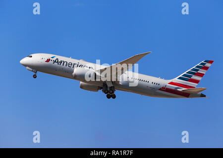 Barcellona, Spagna - 16 Settembre 2018: American Airlines Boeing Dreamliner 787-8 decollo dall'Aeroporto El Prat di Barcellona, Spagna. Foto Stock