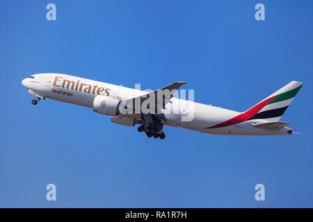 Barcellona, Spagna - 16 Settembre 2018: Emirates SkyCargo Boeing 777 Cargo in decollo dall'Aeroporto El Prat di Barcellona, Spagna. Foto Stock