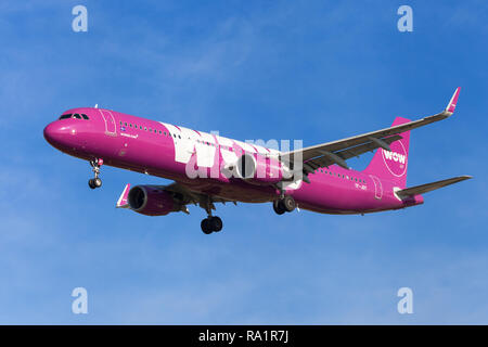 Barcellona, Spagna - Dicembre 06, 2018: WOW Air Airbus A321 avvicinamento all Aeroporto El Prat di Barcellona, Spagna. Foto Stock