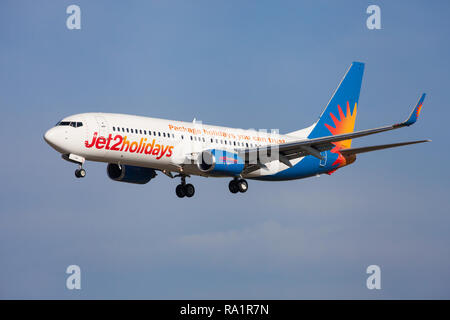 Barcellona, Spagna - Dicembre 06, 2018: Jet2 Boeing 737-800 con Jet2vacanze speciale livrea avvicinamento all Aeroporto El Prat di Barcellona, Spagna. Foto Stock