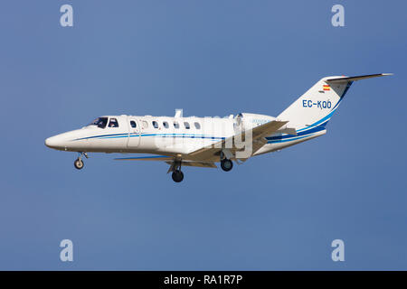 Barcellona, Spagna - Dicembre 06, 2018: TAG Aviation Cessna 525B CitationJet CJ3 avvicinamento all Aeroporto El Prat di Barcellona, Spagna. Foto Stock