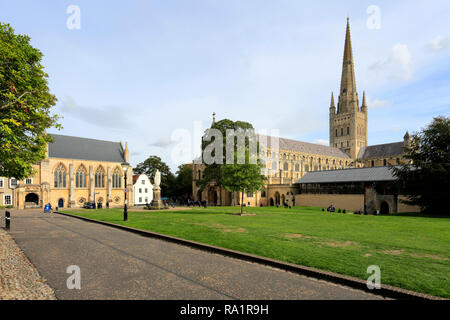 Vista estiva di Norwich Cathedral e Norwich City, contea di Norfolk, Inghilterra, Regno Unito Foto Stock