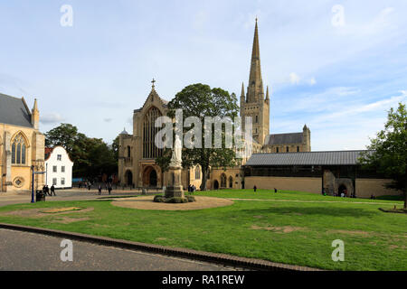 Vista estiva di Norwich Cathedral e Norwich City, contea di Norfolk, Inghilterra, Regno Unito Foto Stock