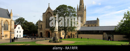 Vista estiva di Norwich Cathedral e Norwich City, contea di Norfolk, Inghilterra, Regno Unito Foto Stock