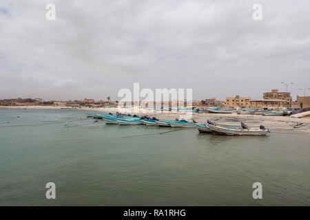 Barche da pesca nella cittadina costiera di Mirbat, vicino a Salalah, provincia di Dhofar, Oman Foto Stock