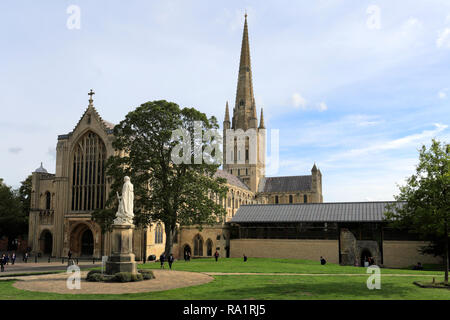 Vista estiva di Norwich Cathedral e Norwich City, contea di Norfolk, Inghilterra, Regno Unito Foto Stock