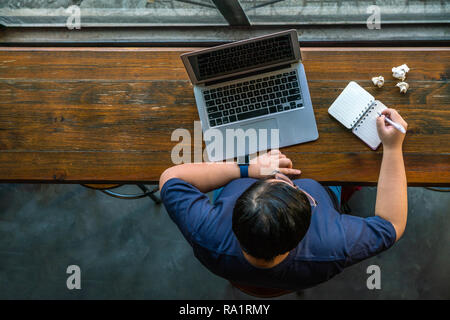 Vista superiore della donna scrivere note Foto Stock