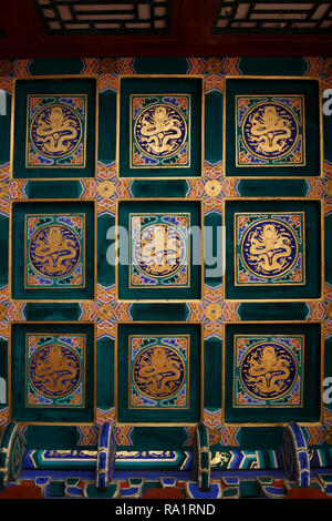 Oro fresco di rosso e di blu dipinto sul soffitto della sala di dissipare le nuvole, il Summer Palace, Pechino, Repubblica Popolare Cinese. Foto Stock