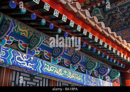 Oro fresco di rosso e di blu dipinto su travi di antica costruzione, il Summer Palace, Pechino, Repubblica Popolare Cinese. Foto Stock