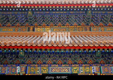 Oro fresco di rosso e di blu dipinto su travi di antica costruzione, il Summer Palace, Pechino, Repubblica Popolare Cinese. Foto Stock