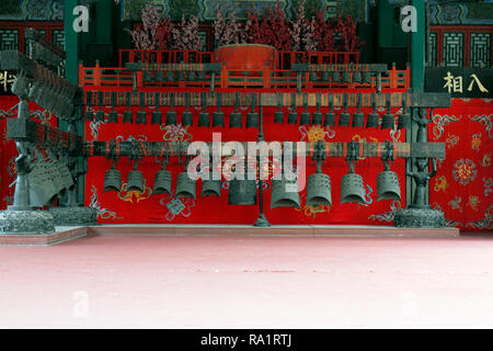 Bianzhong, un antico cinese strumento musicale costituito da un insieme di campane di bronzo. Jingle Bells. Il Grand stadio, Palazzo Estivo, Pechino, Cina. Foto Stock