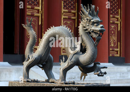 Drago di guardia statua, qilin statua, Palazzo Estivo, Pechino, Repubblica Popolare Cinese.Sala della benevolenza e della longevità. Foto Stock